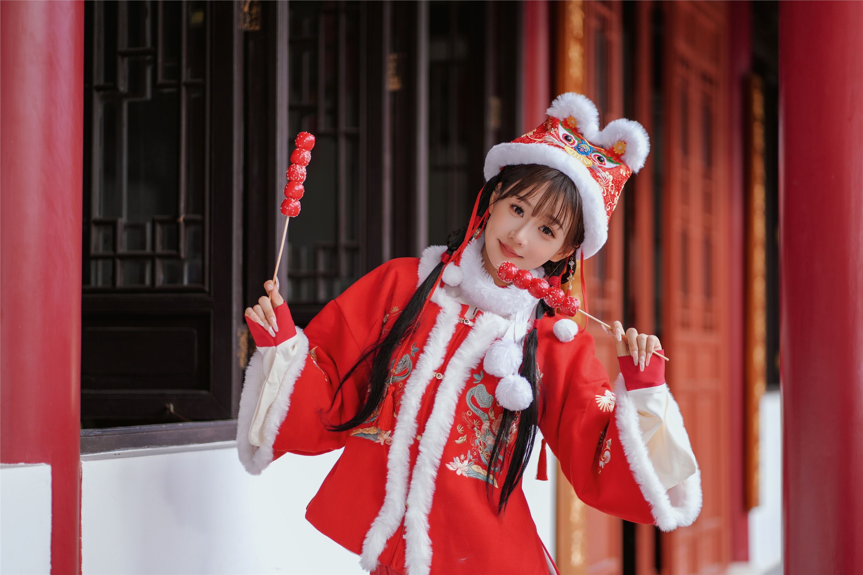 YITUYU艺图语 2025.01.31 红韵倩影 · 新年少女写真 甜心小鹿